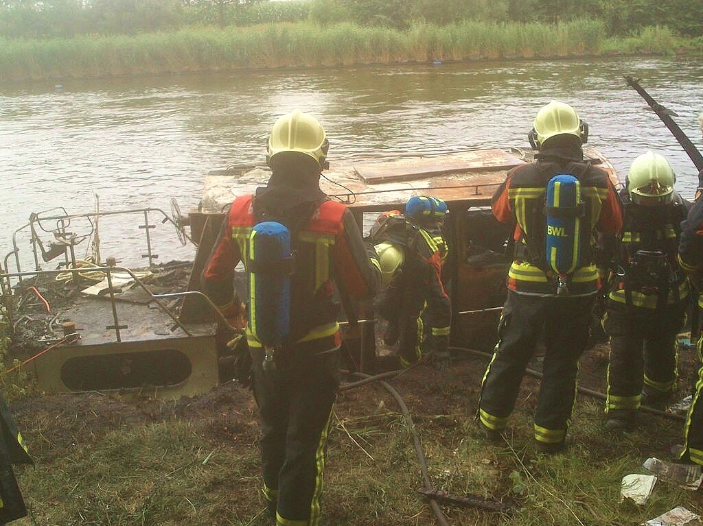 Plezierjacht in brand op het Twenthekanaal