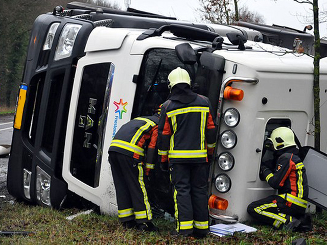 Melkwagen kantelt op N332 in Laren