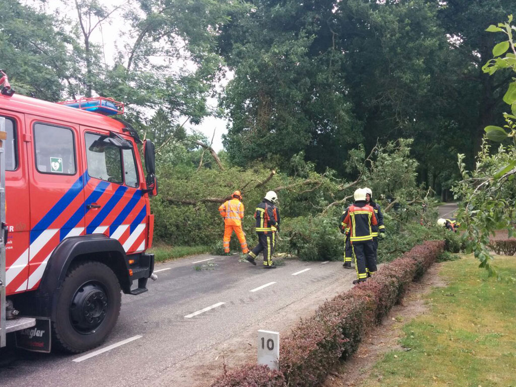 Zomerstorm bezorgt brandweer veel werk