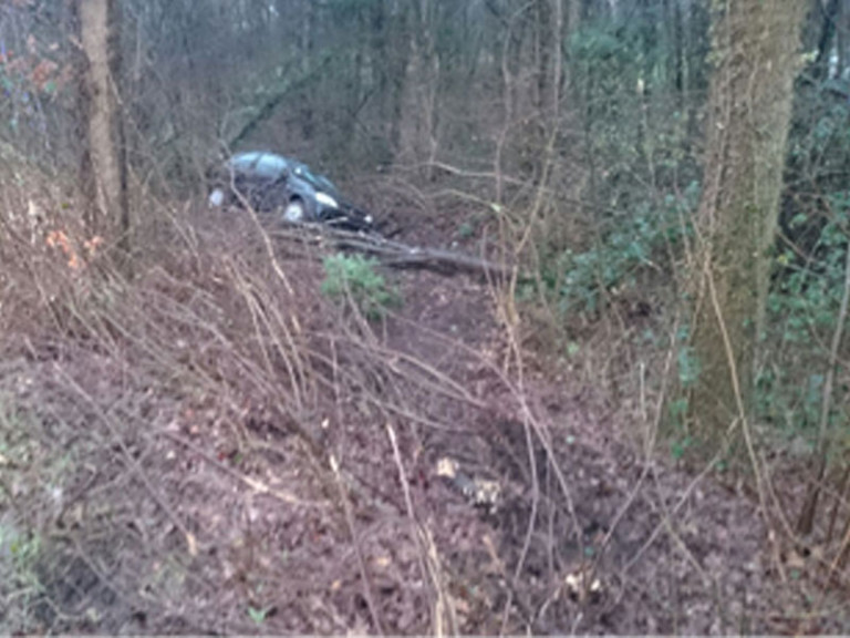 Auto in de sloot naast de N332