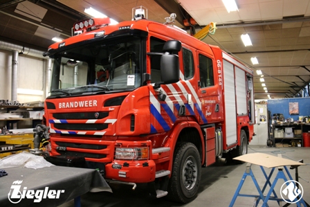 Nieuwe brandweerwagen voor post Laren