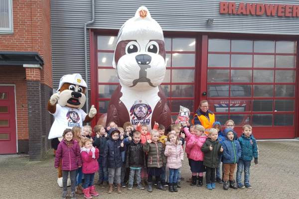 Smokey bij Groep 1 en 2 op basisscholen in Laren